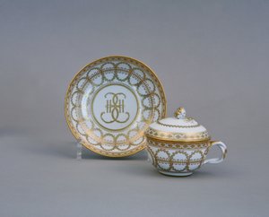 كأس وصحن مع حرف واحد فقط من مصنع الخزف الإمبراطوري كاثرين الثاني ، 1770-1780 بواسطة سيد الروسي