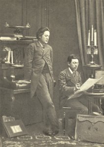 Anton Chekhov (left) with his brother Nikolay in Moscow بواسطة مصور روسي