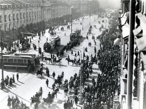 مظاهرة في سان بطرسبرج ضد مذبحة لينا في سيبيريا ، أبريل 1912 بواسطة مصور روسي