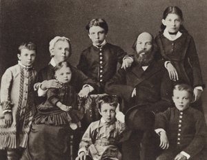 لينين بين عائلته ، سيمبيرسك ، 1879 بواسطة مصور روسي
