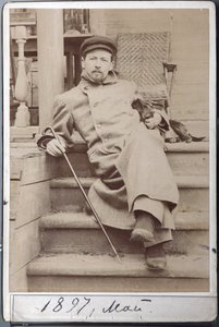 صورة دي أنطون تشيخوف مع كلبها هينا في مايو 1897 في ميليخوفو ، عزبة تشيخوف (صورة الألبومين) بواسطة مصور روسي