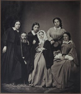 صورة للمؤلف ومؤلف المعاجم فلاديمير دال (دال) (1801-1872) مع أسرته (زوجته إيكاترينا لفوفنا سوكولوفا (1819-1872) وبناته) ، مجهول. صور الألبومين بواسطة مصور روسي