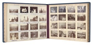 العائلة الإمبراطورية الروسية ، صفحة من ألبوم للصور ، حوالي 1897-99 (صورة بالأبيض والأسود) (انظر أيضًا 487673-80) بواسطة مصور روسي