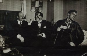 فلاديمير ماياكوفسكي (على اليمين) مع ديفيد بورليوك (في الوسط) وأندريه شمشورين ، 1914 ، موسكو بواسطة مصور روسي