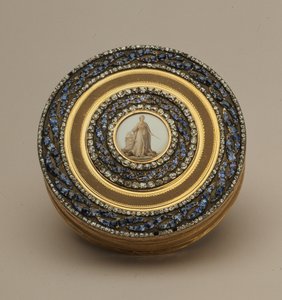 Snuffbox مع صورة مصغرة لاحقة لنصب تذكاري لكاترين الثانية ، بقلم يوهان غوتليب شارف ، سانت بطرسبرغ ، 1776 (الذهب والمينا والأحجار الكريمة بواسطة المدرسة الروسية