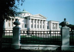 تم بناء قصر شيريميتييف في أوستانكينو عام 1770 بواسطة المدرسة الروسية