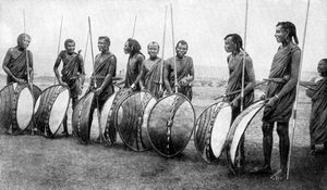 مجموعة من محاربي الماساي في معركة شاملة ، عام 1922. بواسطة SJ هوبر