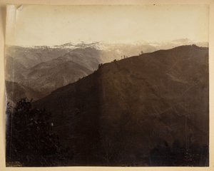 مشهد الجبل في دارجيلنغ ،  من "مناظر دارجيلنغ" ، 1880 (صورة b / w) بواسطة صموئيل بورن