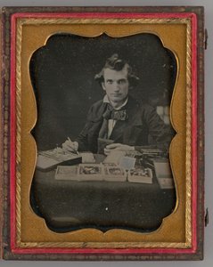 صورة غير معنونة لرجل جالس يمسك بنمط Daguerreotype وفرشاة ، 1865. بواسطة صموئيل ميلر