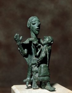 ثقافة نوراجيك (نوراجي) سردينيان: تمثال صغير من البرونز للإلهة الأم مع ابنها. القرنان الثامن والسابع قبل الميلاد. كالياري ، المتحف الأثري الوطني ، سردينيا ، إيطاليا