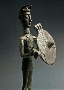 ثقافة نوراجيك (نوراجي) سردينيا: تمثال صغير من البرونز للمحارب مع الدرع. القرنان الثامن والسابع قبل الميلاد. المتحف الوطني للإثنوغرافيا عصور ما قبل التاريخ "لويجي بيجوريني" ، روما
