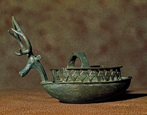 ثقافة نوراجيك (نوراجي) سردينيا: نحت على شكل قارب به أشكال رأس غزال من البرونز. القرنان الثامن والسابع قبل الميلاد. كالياري ، المتحف الوطني الأثري ، سردينيا ، إيطاليا