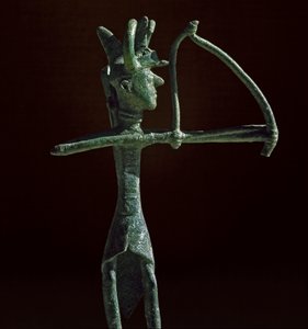 ثقافة نوراجيك (نوراجي) سردينيا: تمثال صغير لمحارب يسحب القوس البرونزي. القرنان الثامن والسابع قبل الميلاد. كالياري ، المتحف الأثري الوطني ، سردينيا ، إيطاليا