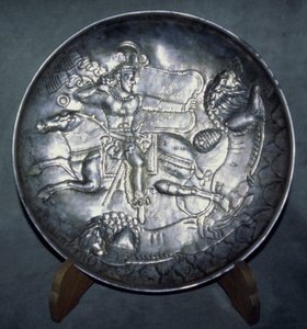 صحن مُصوَّر للملك أرداشير الثاني (ص 379-86) ، من ساري ، مازاندران ، ج. 380 م (الفضة المطاردة والمنقوشة)