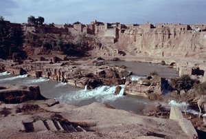 أطلال مجمع جسر سد سيكا المائي على نهر جار جار مع مدينة شوشتار في الخلفية