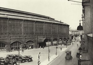 برلين: Bahnhof Friedrichstrasse ؛ محطة فريدريش شتراسه (صورة b / w) بواسطة ساشا ستون