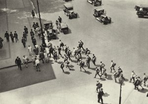 برلين: مجموعة من الطيور المتجولة. الكشافة (b / w photo) بواسطة ساشا ستون