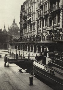 برلين: قفل Muhlendamm Spree ؛ قفل مرح (صورة b / w) بواسطة ساشا ستون