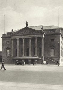 Berlin: Opernhaus; Opera House (b/w photo) بواسطة ساشا ستون