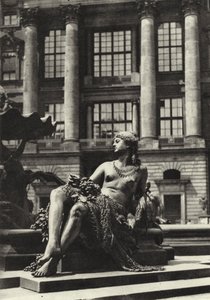 Berlin: Partie vom Schlossbrunnen; Detail of the R Castle Fountain (b/w photo) بواسطة ساشا ستون