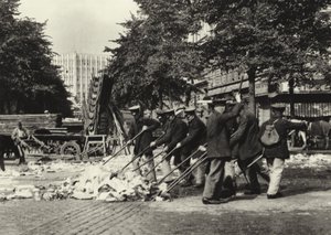 برلين: كناسة شوارع في Wittenberg-Platz ؛ كناس الشوارع في Wittenberg Platz (صورة b / w) بواسطة ساشا ستون