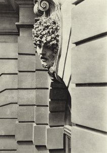 Berlin: Zeughaus, Maske eines sterbenden Kriegers; Arsenal, Head of a dying warrior (b/w photo) بواسطة ساشا ستون