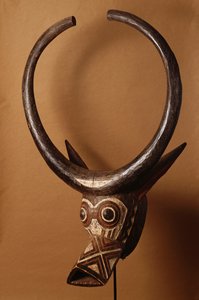 قناع Bwa bushcow بواسطة المدرسة الأفريقية