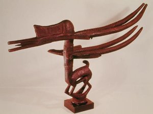 الظباء ، جزء من قناع تويوارا من ساحل العاج (خشب) بواسطة المدرسة الأفريقية