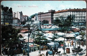 بطاقة بريدية تصور ناشماركت (سوق الطعام) في فيينا ، حوالي عام 1915 (ليثو ملون)