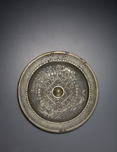 مرآة دائرية &39;TLV&39; ، سلالة شين ، 9-24 ميلادي (برونزي) بواسطة المدرسة الصينية