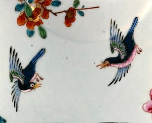تفاصيل عصفورين في رحلة طيران من وعاء مغطاة روز فاميلي ، فترة تشيان لونغ (1736-95) حوالي عام 1745 (خزف) بواسطة المدرسة الصينية