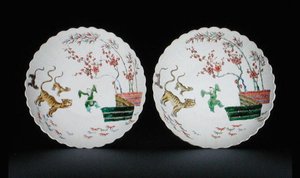 زوج من الأطباق مزين بمينا فرتية عائلية على طراز Kakiemon من فترة Kangxi بواسطة المدرسة الصينية
