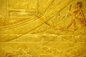 مصر القديمة، نحت/رسم على الحائط، المصطبة/مقبرة إيدوت، سقارة، 2323-2150 ق.م.، صياد يقشر السمك ويحمل رمحًا ذو أربعة شوكات (صورة) بواسطة المدرسة المصرية