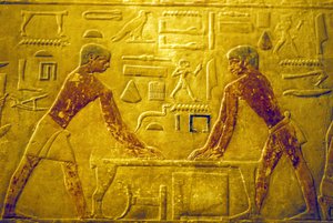 مصر القديمة، نحت/رسم على الجدران، مصطبة/مقبرة تي، الأسرة الخامسة، سقارة، عمال يصقلون الخشب (صورة) بواسطة المدرسة المصرية