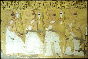 مصر القديمة، لوحة جدارية مقبرة انحرخاو، طيبة، مقبرة النبلاء، الأسرة العشرين، الكهنة يسكبون الإراقة على إنحرخاو (صورة) بواسطة المدرسة المصرية