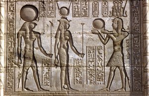مصر القديمة، الرسم على الجدران/النحت، حورس وإيزيس يتلقيان قربانًا من الفرعون، معبد حتحور، دندرة (صورة) بواسطة المدرسة المصرية