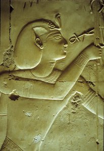 مصر القديمة، الرسم على الجدران/النحت، سيتي الأول يتلقى الحياة، يرمز إليه بالعنخ، معبد سيتي الأول، أبيدوس بواسطة المدرسة المصرية