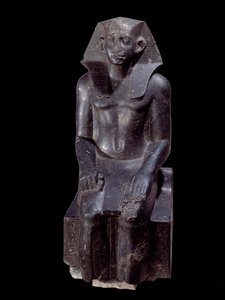 الفن المصرى القديم: تمثال للملك سيزوستريس الثالث العصر. نحت الديوريت حوالي عام 1870 قبل الميلاد (الأسرة الثانية عشرة ، حوالي 1963-1786). من مدامود (مصر). الإرتفاع: 1.200 م. باريس ، متحف اللوفر بواسطة المدرسة المصرية