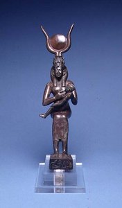 E.122-1954 إيريس تمريض حورس (منظر أمامي) مصري ، 715-525 قبل الميلاد (سبيكة نحاسية) (انظر أيضًا 89138) بواسطة المدرسة المصرية