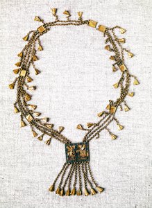 الأنتيكيت المصري: قلادة ذهبية لفرعون بينجم. الأسرة الحادية والعشرون (حوالي 1069-945). باريس ، متحف اللوفر بواسطة المدرسة المصرية