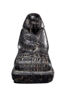 الآثار المصرية: نحت في الجابرو يمثل كبار المسؤولين سنبو. الإمبراطورية الوسطى (2033-1710 قبل الميلاد) باريس ، متحف اللوفر بواسطة المدرسة المصرية