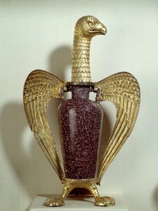 إناء معروف باسم "النسر" لسوجر (آبي سوجر): مزهرية صنعت في مصر في عهد الإمبراطورية الرومانية ومثبتة على دعامة ذهبية فضية تمثل نسرًا صنع في سان دوني في القرن الثاني عشر. إنه جزء من Tresor of the Abbey of Saint-Denis. أحد ٠ ٫ ٤٣ × ٠ ٫ ٢٧ م ص بواسطة المدرسة المصرية