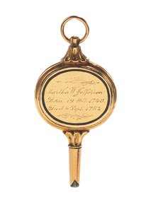 مفتاح ساعة Memento mori منقوش بقفل شعر مارثا وايلز جيفرسون ، فرنسي أو إنجليزي ، أواخر القرن الثامن عشر - أوائل القرن التاسع عشر (ذهبي) (انظر أيضًا 711002) بواسطة المدرسة الأوروبية