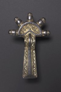 القوس القوسي ، Alemannic ، 500-550 (فضي مذهّب ونيلو) بواسطة المدرسة الألمانية