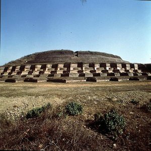منظر لناندانجاره ستوبا ، الذي يُعتقد أنه يحمل رماد بوذا (صورة) بواسطة المدرسة الهندية