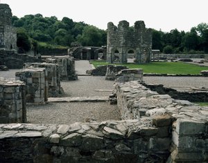 يقع Mellifont Abbey بالقرب من Drogheda بواسطة مدرسة الأيرلندية