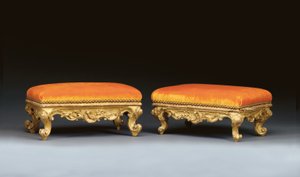 زوج متطابق من مساند الأقدام الإيطالية المصنوعة من خشب الروكوكو giltwood بواسطة المدرسة الايطالية