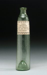 زجاجة تحتوي على ماء مضاد للهستيريا ، من مسبك صاحب السمو الملكي ، Officina Profumo ، Farmaceutica di Santa Maria Novella ، فلورنسا ، حوالي 1850-1920 (زجاج) بواسطة المدرسة الايطالية