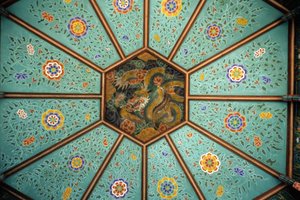 سقف معبد Naksansa في كوريا يصور تنينًا. بواسطة المدرسة الكورية
