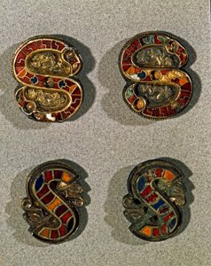 علم آثار العصور الوسطى (العصور الوسطى). الفن البربري في لومباردي: حزام شظية (إبزيم) على شكل حرف S. كائن من الذهب والمينا متعدد الألوان. الفن اللومباردي ، القرنين السادس والسابع. إيطاليا ، Cividale del Friuli ، المتحف الأثري بواسطة مدرسة لومبارد